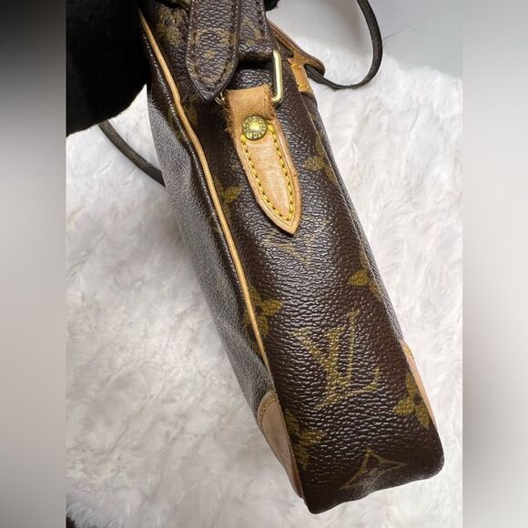 LOUIS VUITTON-SL0050 Danube Monogram Canvas Crossbody - Picture 5 of 15